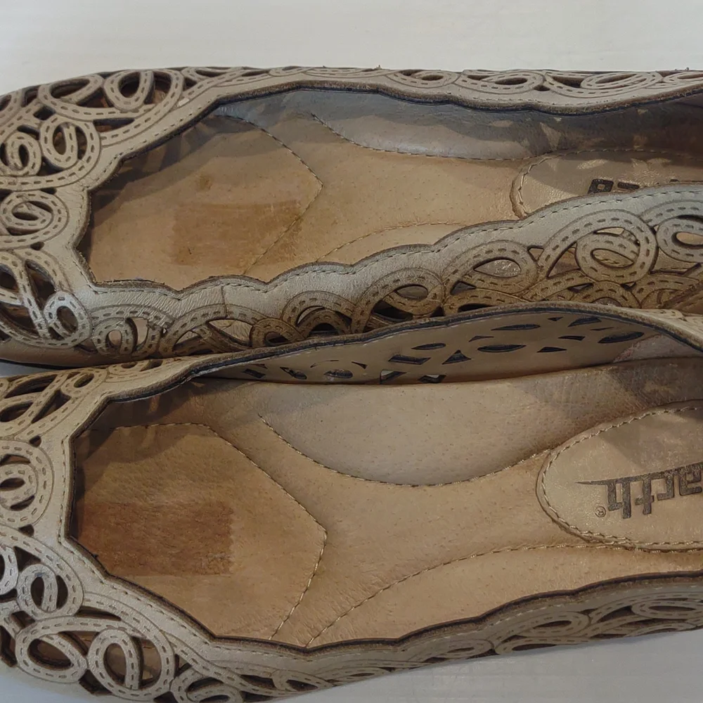Earth Shoe Leather Bayside Biscuit Heavy Padded Laser Cut Scroll Slip On Wedges
